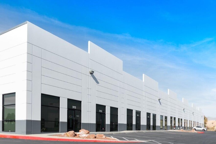 2915 Losee Rd, North Las Vegas, NV à louer - Photo du bâtiment - Image 2 de 5