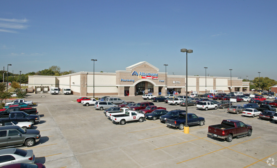 215 N Carrier Pky, Grand Prairie, TX à louer - Photo principale - Image 1 de 5