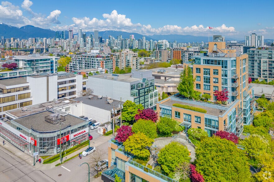 1765 W 8th Ave, Vancouver, BC à louer - Photo du bâtiment - Image 2 de 5