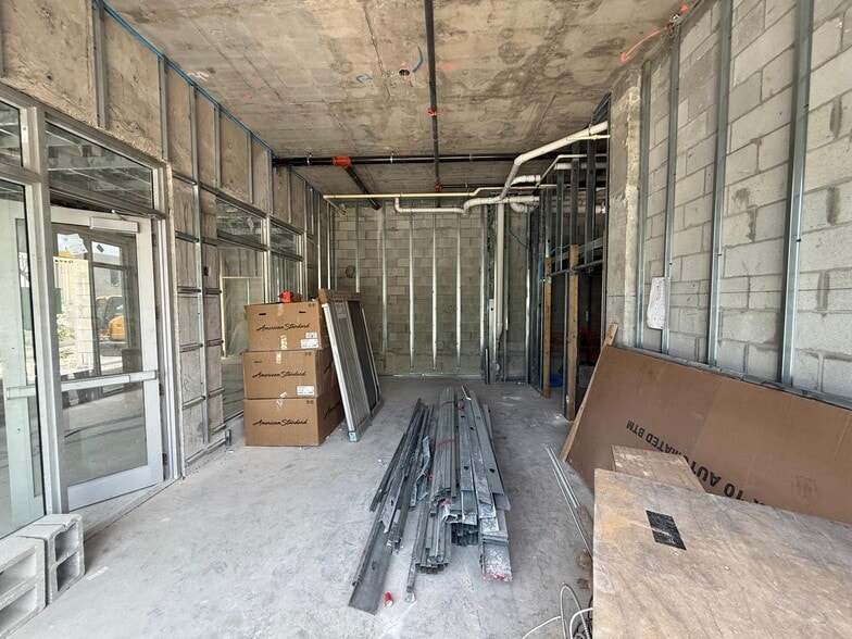 650 SW 1st St, Miami, FL à louer - Photo du bâtiment - Image 3 de 11