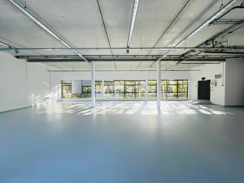 1 Bis Avenue Jean D'Alembert, Élancourt for lease - Interior Photo - Image 3 of 17