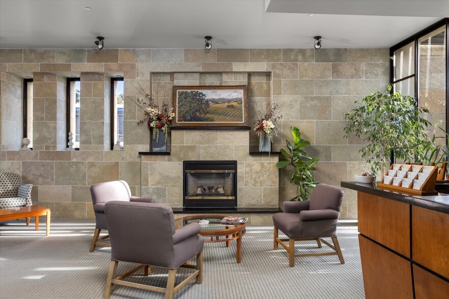 1102 Laurel Ln, San Luis Obispo, CA for sale - Lobby - Image 3 of 23