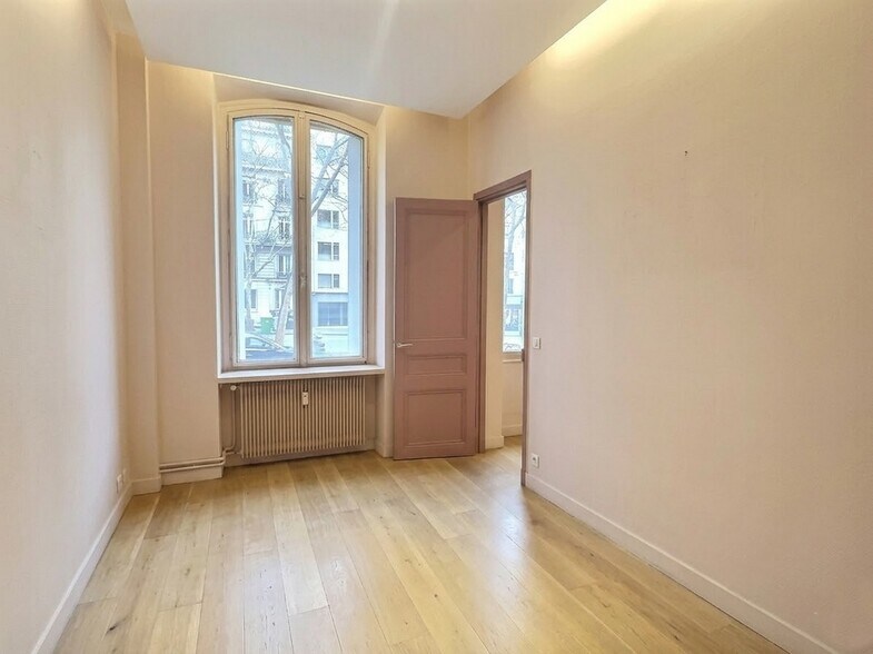 Office in Paris for lease - Interior Photo - Image 3 of 7
