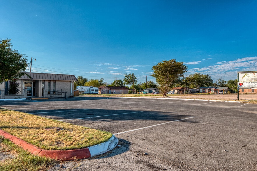 1011 E 7th St, Del Rio, TX for sale - Building Photo - Image 2 of 43