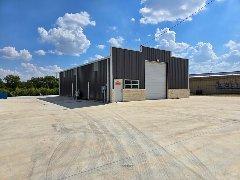 401 N Central Ave, Troy, TX à louer - Photo du bâtiment - Image 2 de 12