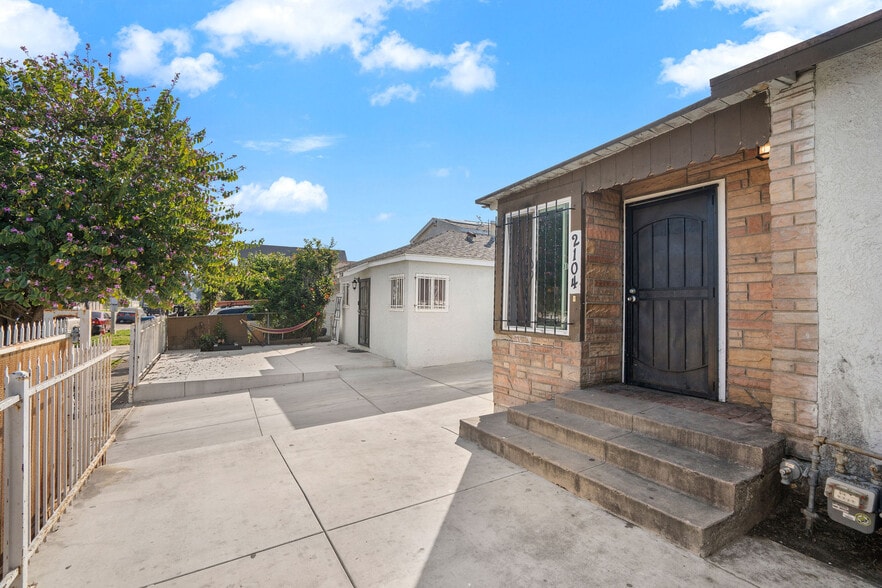 2104 E 113th St, Los Angeles, CA for sale - Building Photo - Image 3 of 25