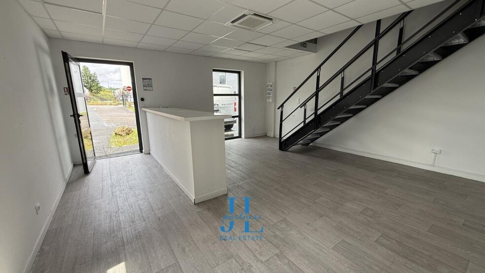 Flex in Villenave-d'Ornon for lease - Interior Photo - Image 2 of 5