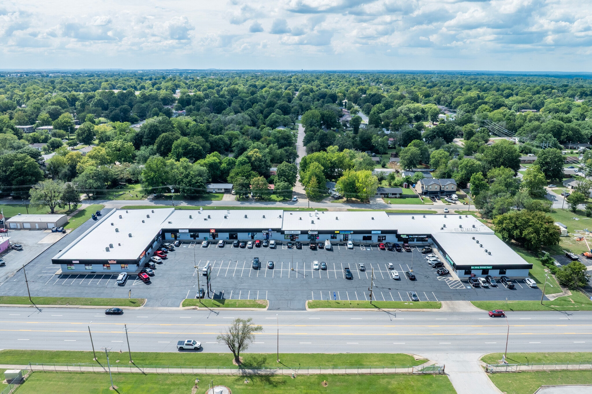 812 N Thompson St, Springdale, AR for lease Primary Photo- Image 1 of 7