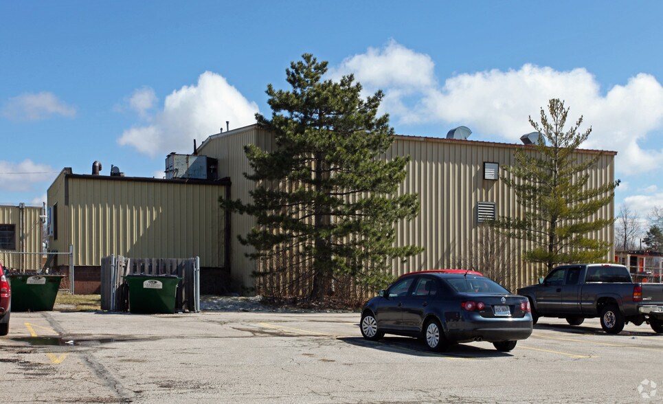 3.825 AC Development or CRE Opportunity portefeuille de 2 propriétés à vendre sur LoopNet.ca - Photo du bâtiment - Image 2 de 16