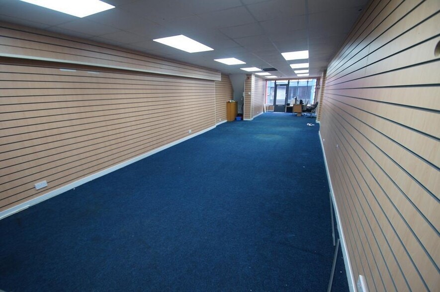 16 Whitby Rd, Ellesmere Port for lease - Building Photo - Image 3 of 6