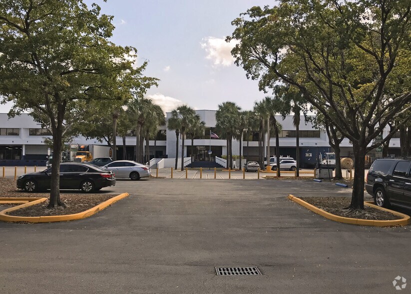 2801 NW 74th Ave, Miami, FL à louer - Photo du bâtiment - Image 3 de 15