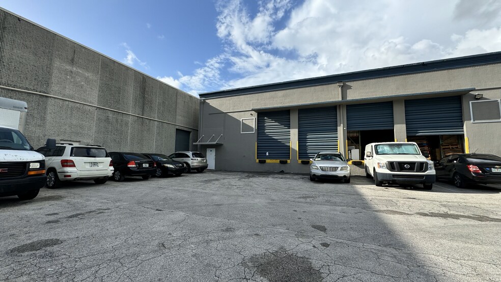 9999 NW 89th Ave, Medley, FL à louer - Photo du bâtiment - Image 3 de 3