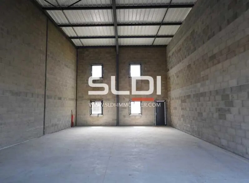 Retail in Mions for lease - Interior Photo - Image 2 of 3