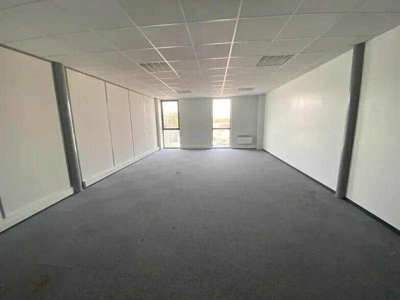 Office in Nogent-le-Phaye for lease - Interior Photo - Image 2 of 27
