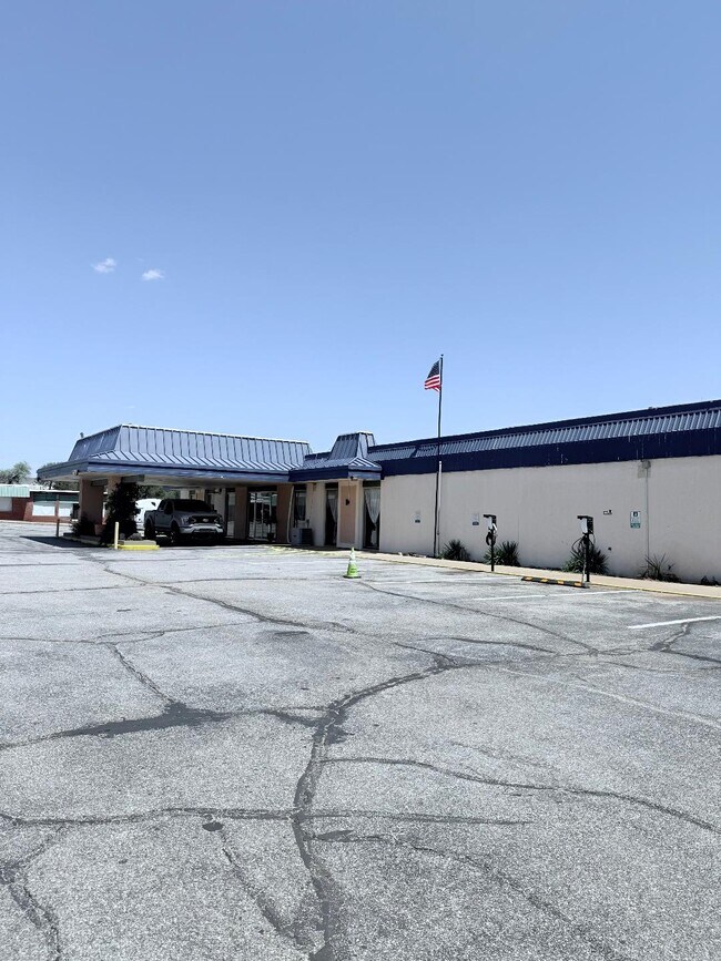 Plus de détails pour 2901 S Van Buren St, Enid, OK - Services hôteliers à vendre