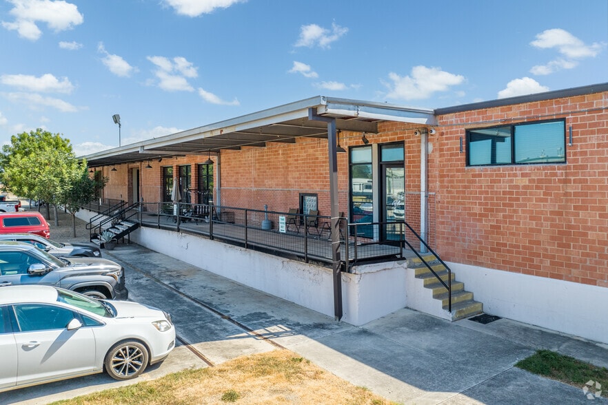 3363 E Commerce St, San Antonio, TX à louer - Photo du bâtiment - Image 2 de 47