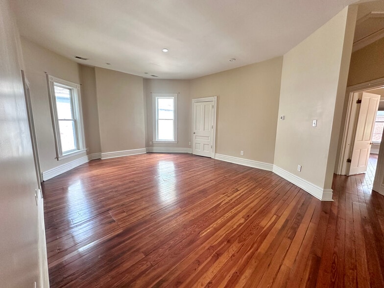 148 E Fourth St, Lexington, KY for sale - Interior Photo - Image 2 of 19