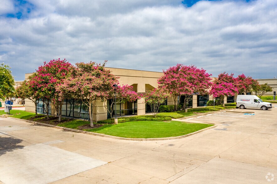6850-6862 Alamo Downs Pky, San Antonio, TX à louer - Photo du bâtiment - Image 3 de 17