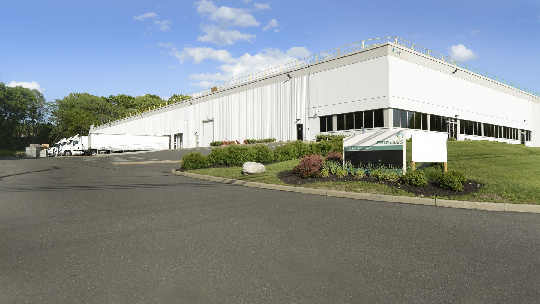 300-350 Kennedy Dr, Sayreville, NJ à louer Photo du bâtiment- Image 1 de 3