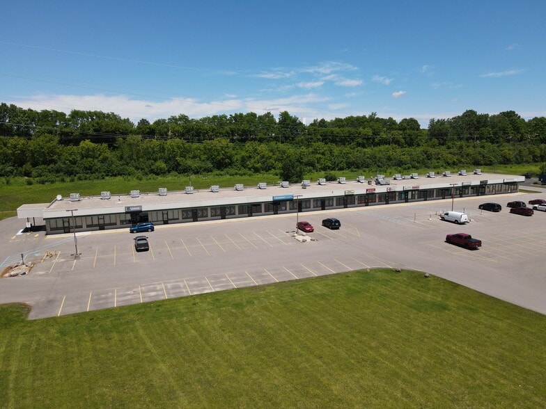 N64W22622-N64W22694 Main St, Sussex, WI à vendre - Photo du bâtiment - Image 3 de 9