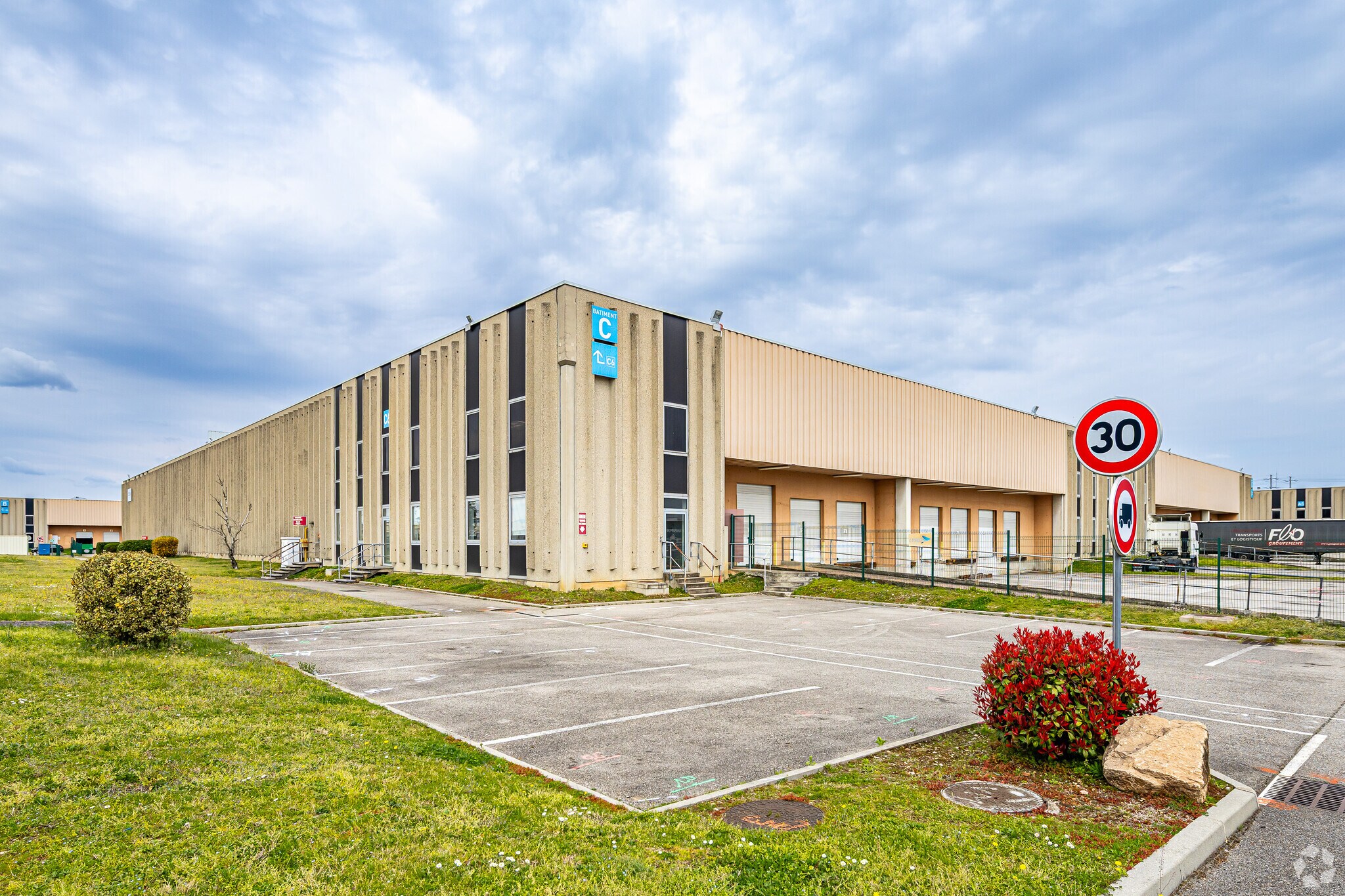 Industrial in Corbas for lease Primary Photo- Image 1 of 3