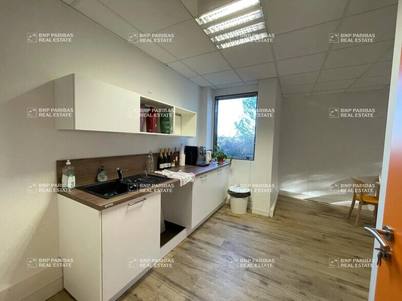 Office in Aix-en-Provence for lease - Building Photo - Image 2 of 26