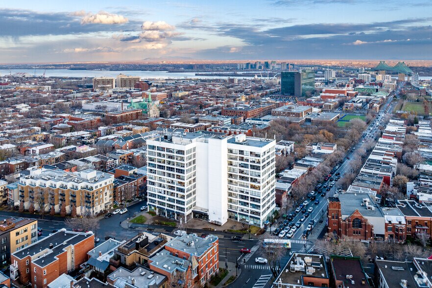2120 Rue Sherbrooke E, Montréal, QC for lease - Aerial - Image 2 of 4