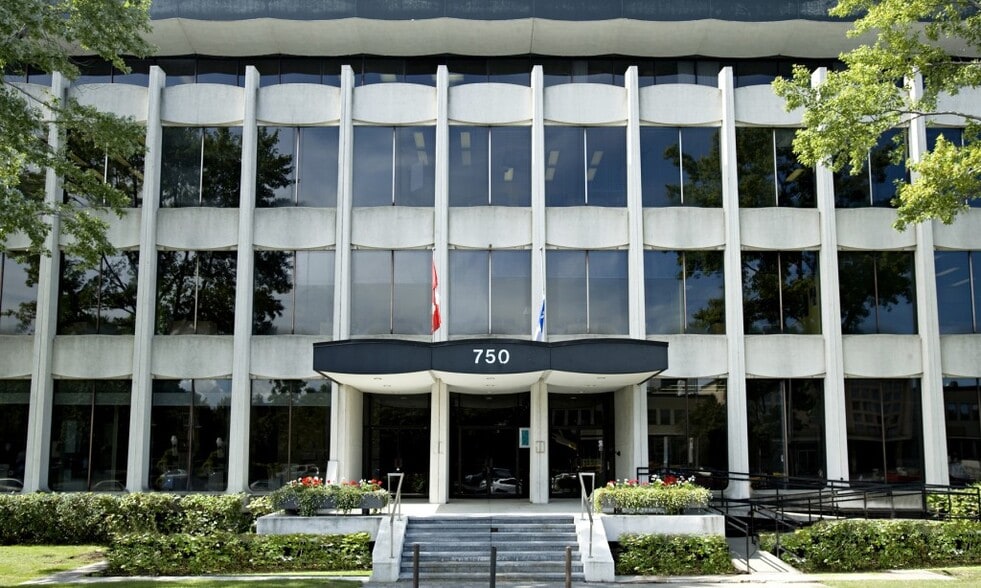 750 Boul Marcel-Laurin, Montréal, QC for lease - Primary Photo - Image 1 of 13