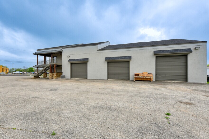 5107 Monaco Cir, San Antonio, TX à vendre - Photo du bâtiment - Image 3 de 43