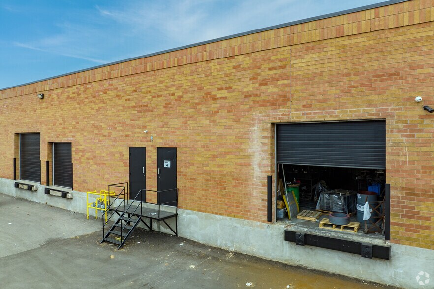 6315 Shawson Dr, Mississauga, ON à vendre - Photo du bâtiment - Image 3 de 4