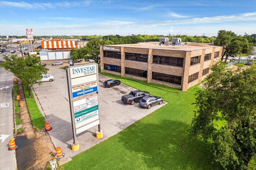 2501 Palmer Hwy, Texas City, TX for lease - Building Photo - Image 1 of 31