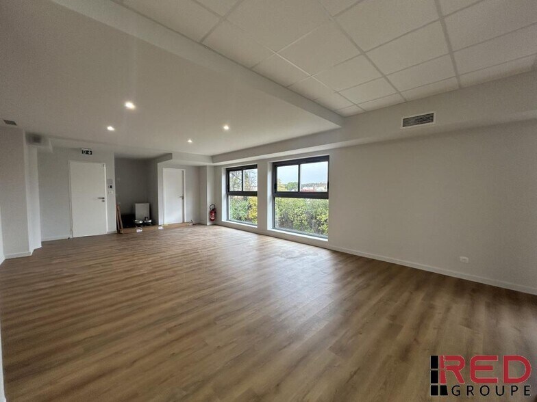 Office in Saint Cannat for lease - Interior Photo - Image 3 of 4