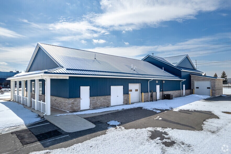 10 Royal Gate Blvd, Vaughan, ON à louer - Photo du bâtiment - Image 2 de 2