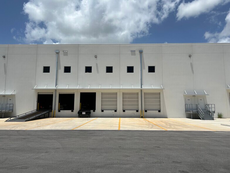 8565 W 44th Ave, Hialeah, FL à vendre - Photo du bâtiment - Image 3 de 4