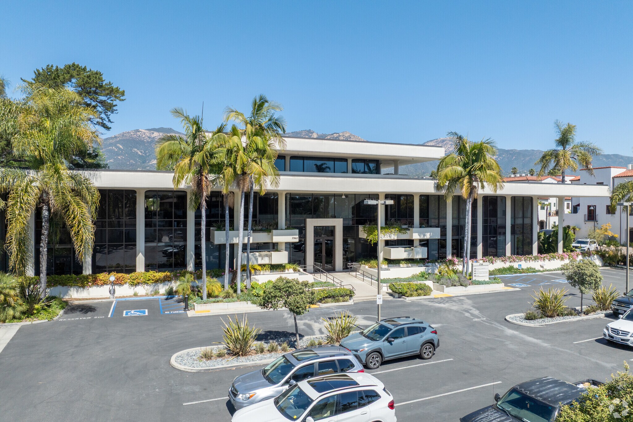 3760 State St, Santa Barbara, CA à louer Photo principale- Image 1 de 11