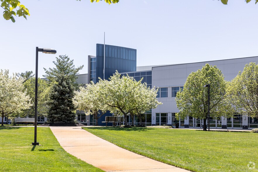 2000 Bishop's Gate Blvd, Mount Laurel, NJ à louer - Photo principale - Image 1 de 12