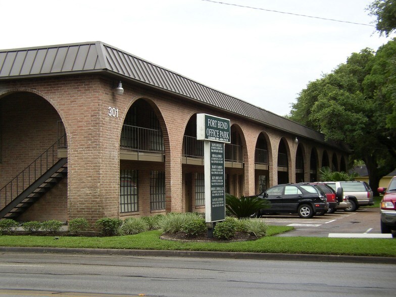 301 S 9th St, Richmond, TX à louer - Photo du bâtiment - Image 2 de 4