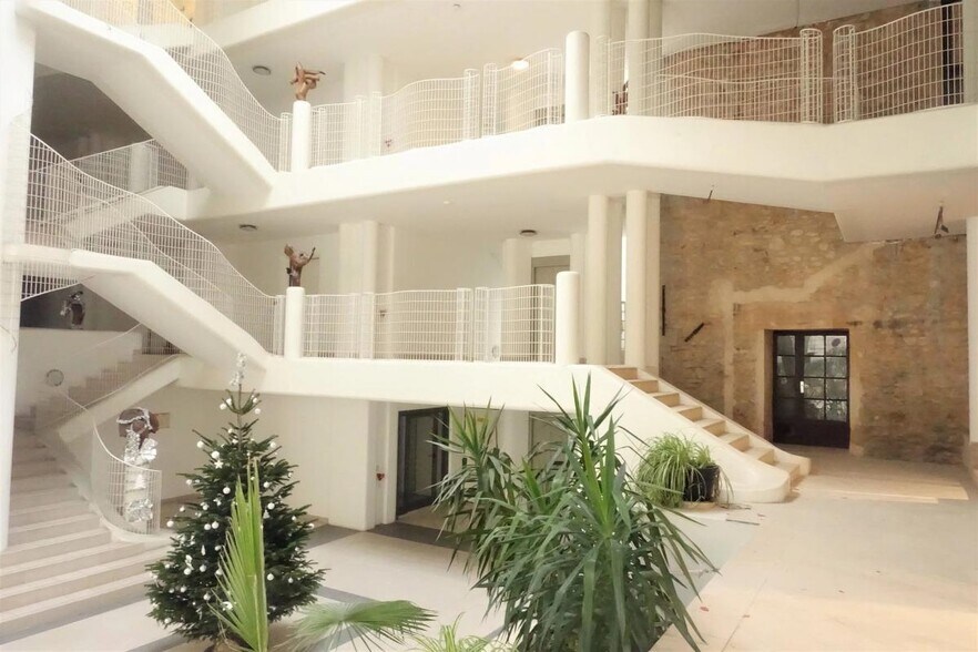 12 Impasse Les Bellevues, Mougins for sale - Interior Photo - Image 3 of 9