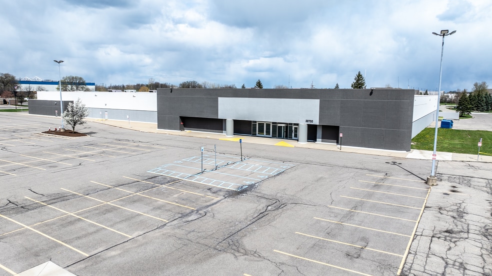 35700 Van Dyke Ave, Sterling Heights, MI for lease - Building Photo - Image 2 of 26