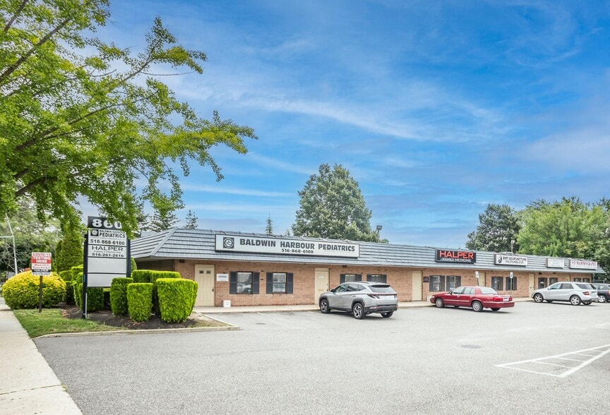 860 Atlantic Ave, Baldwin, NY à vendre - Photo du bâtiment - Image 3 de 5