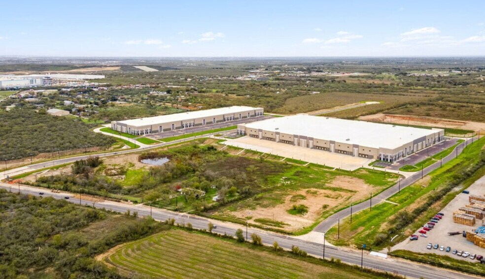 1122 S Foster Rd, San Antonio, TX à louer - Aérien - Image 3 de 11