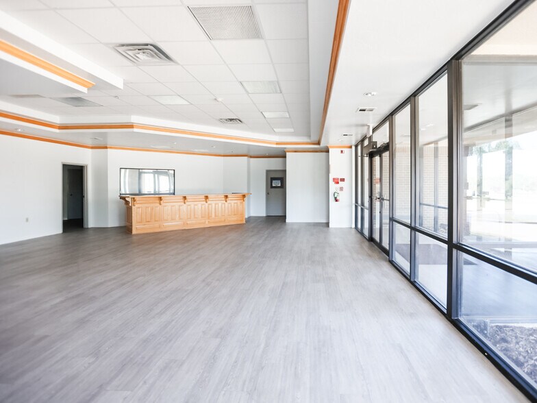 609 Virginia Ave, Ponca City, OK for sale - Interior Photo - Image 2 of 18