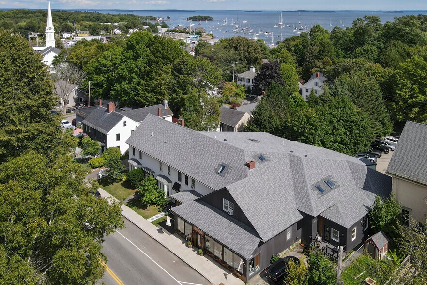 56 Elm St, Camden, ME à vendre - Photo du bâtiment - Image 2 de 27