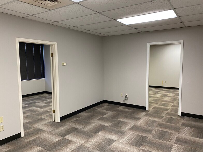 1 Innwood Cir, Little Rock, AR for lease - Interior Photo - Image 2 of 6