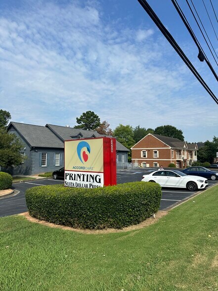 3459 Holcomb Bridge Rd, Peachtree Corners, GA à vendre - Photo du bâtiment - Image 2 de 19