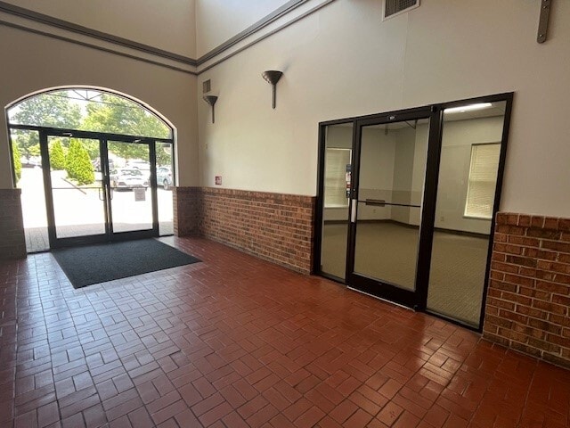 201 Government Ave SW, Hickory, NC for lease - Interior Photo - Image 2 of 7