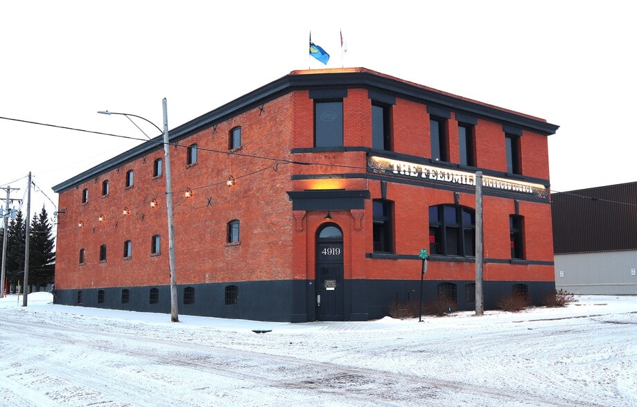 4917 47 St, Camrose, AB à vendre - Photo du bâtiment - Image 3 de 12