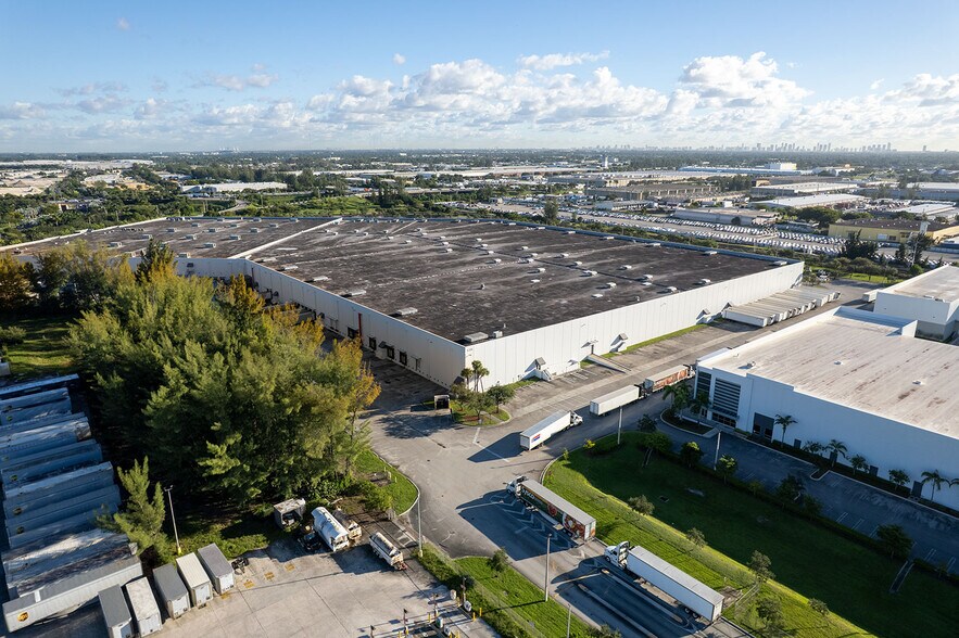 6301 E 10th Ave, Hialeah, FL à louer - Photo du bâtiment - Image 1 de 6