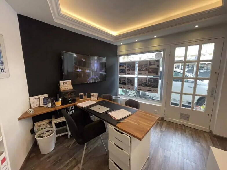 Retail in Sainte-Maxime for sale - Interior Photo - Image 3 of 8
