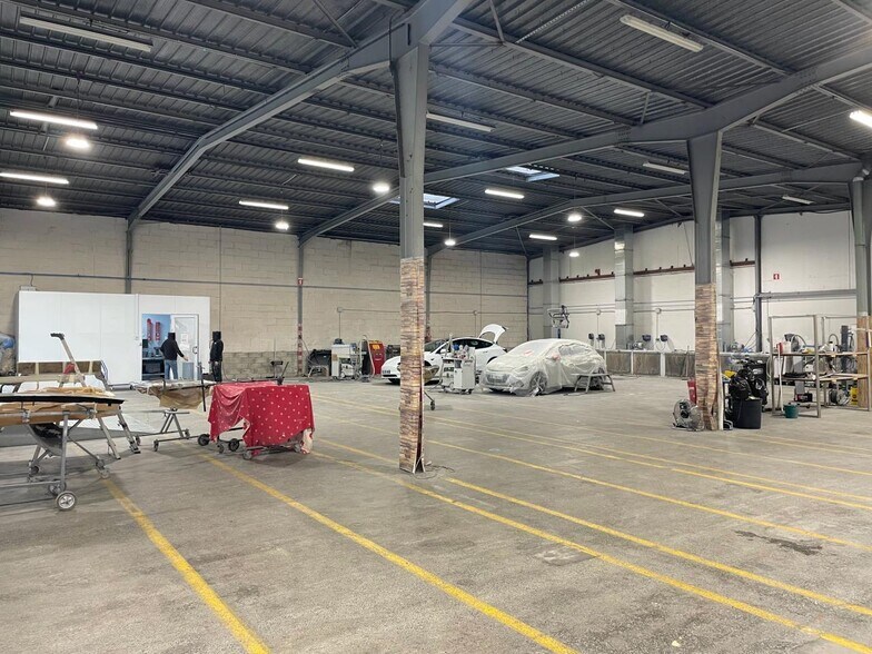 Flex in Mérignac for lease - Interior Photo - Image 1 of 13